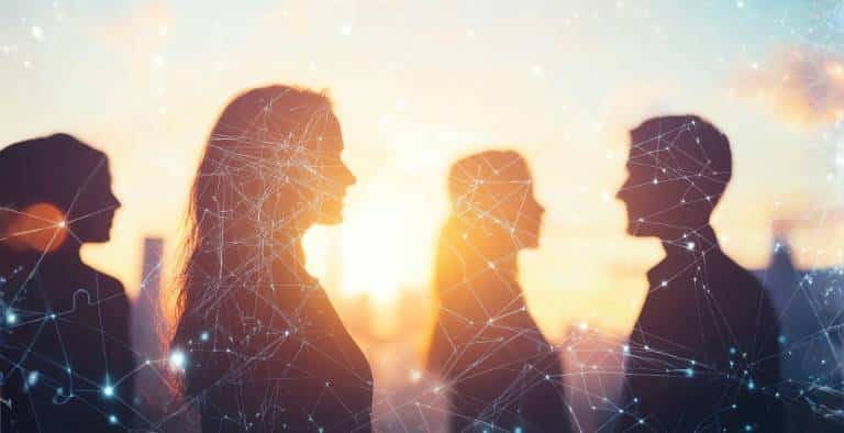 אנשים על רקע שקיעה עם גרפיקת סייבר